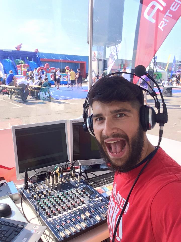 Voditelj programa Radio Antena na terenu.